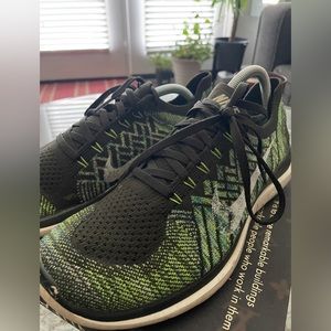 Nike Mens Free Flyknit 4.0 green/Black Running. Men’s size 10. Good condition!